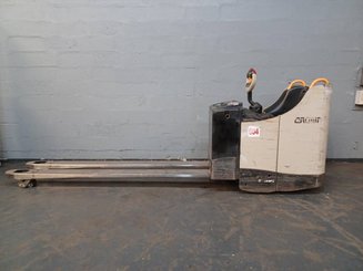 Stand-on pallet truck Crown WT3040-20 - 1