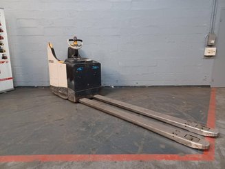 Stand-on pallet truck Crown WT3040-20 - 6