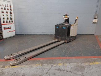 Stand-on pallet truck Crown WT3040-20 - 1