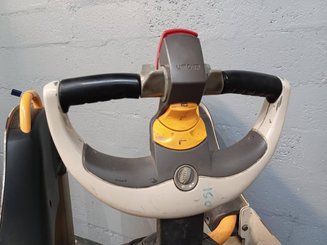 Stand-on pallet truck Crown WT3040-20 - 8