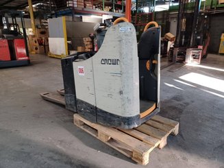 Pedestrian pallet truck Crown WT3040 2.00