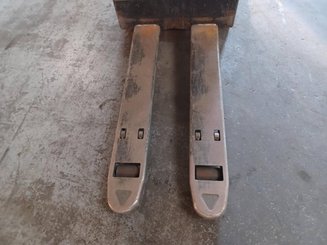 Pedestrian pallet truck Crown WT3040 2.00