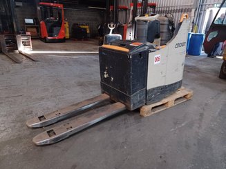 Pedestrian pallet truck Crown WT3040 2.00