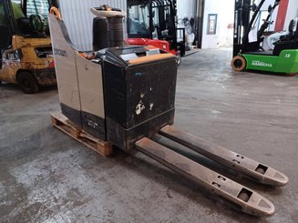 Pedestrian pallet truck Crown WT3040 2.00