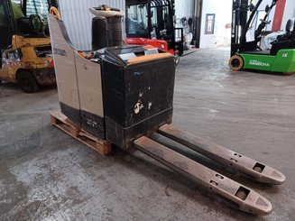 Pedestrian pallet truck Crown WT3040 2.00 - 1