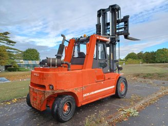 Four wheel front forklift Mora M180C