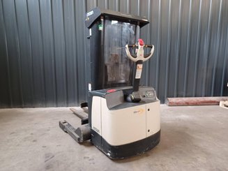 Straddle stacker Crown SHR5520-1.3 - 4