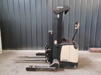 Straddle stacker Crown SHR5520-1.3 - 5