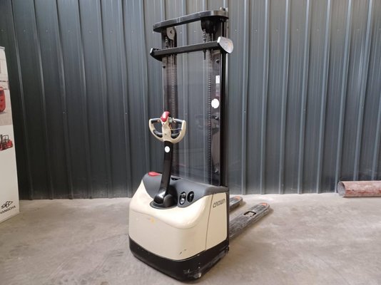Pedestrian pallet stacker Crown WF3000-1.0FT - 1