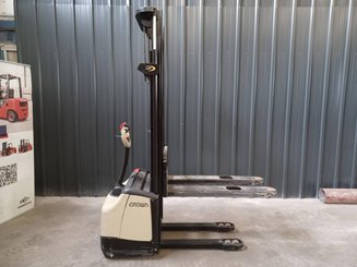 Pedestrian pallet stacker Crown WF3000-1.0FT - 2