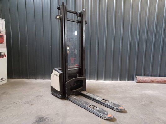 Pedestrian pallet stacker Crown WF3000-1.0FT - 1