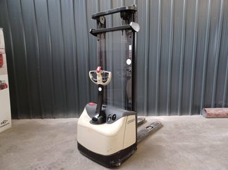 Pedestrian pallet stacker Crown WF3000-1.0FT - 2