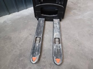 Pedestrian pallet stacker Crown WF3000-1.0FT
