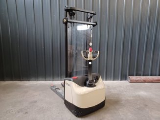 Pedestrian pallet stacker Crown WF3000-1.0FT - 4