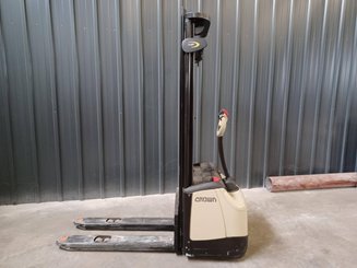 Pedestrian pallet stacker Crown WF3000-1.0FT - 5