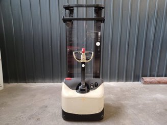 Pedestrian pallet stacker Crown WF3000-1.0FT - 3