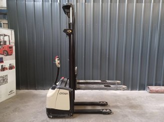 Pedestrian pallet stacker Crown WF3000-1.0FT - 1