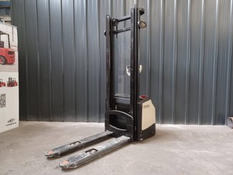 Pedestrian pallet stacker Crown WF3000-1.0FT