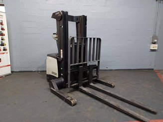 Straddle stacker Crown SHR5540-1.6
