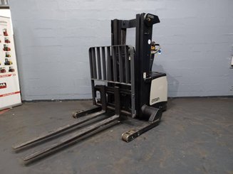 Straddle stacker Crown SHR5540-1.6