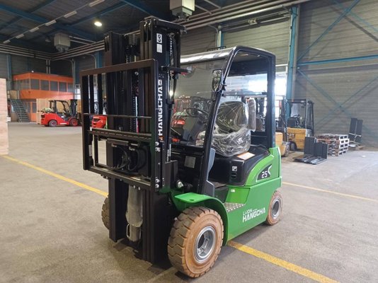 Four wheel front forklift Hangcha XC25i - 1