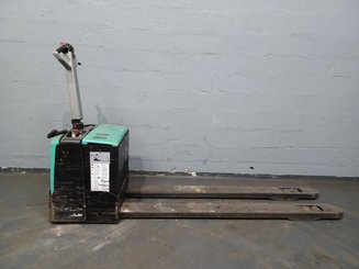 Pedestrian pallet truck Caterpillar NPP20M