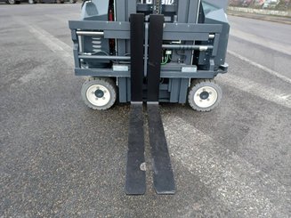 Four-way forklift Combilift CBE3000