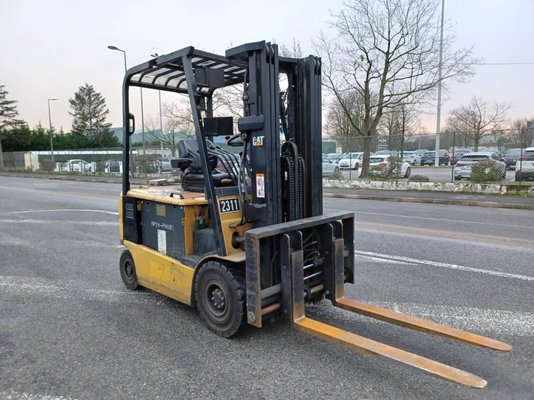 Four wheel front forklift Caterpillar EP25K - 1