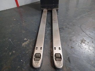 Stand-on pallet truck Crown WT3040 - 7