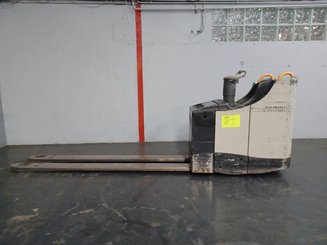 Stand-on pallet truck Crown WT3040 - 5