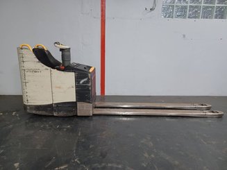 Stand-on pallet truck Crown WT3040 - 5