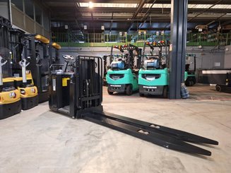 Order picker Mitsubishi OPB20N2X fourches levée ergonomique 2400mm