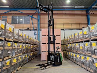 Stacker truck with folding platform Hangcha CDD16-AC2S-LI