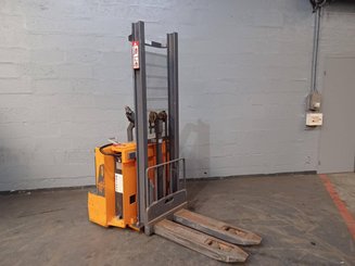 Pedestrian pallet stacker OMG 720K - 6