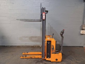 Pedestrian pallet stacker OMG 720K - 1