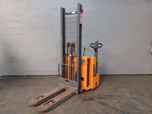 Pedestrian pallet stacker OMG 720K - 1