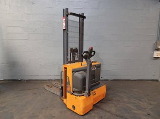 Pedestrian pallet stacker OMG 720K - 2