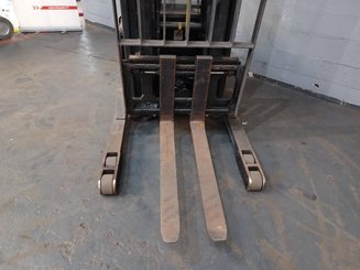 Pallet stacker Crown SHR5540-1.6 - 7