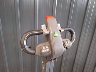 Pedestrian pallet truck OMG 330K