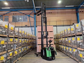Stacker truck with folding platform Hangcha CDD16-AC2S-LI