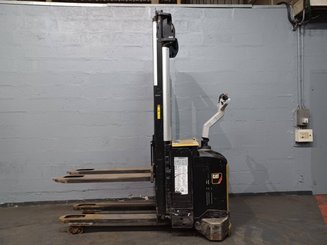 Pedestrian pallet stacker Caterpillar NSV16Ni
