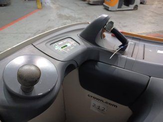 Stand-on pallet truck Crown RT4020-2.0