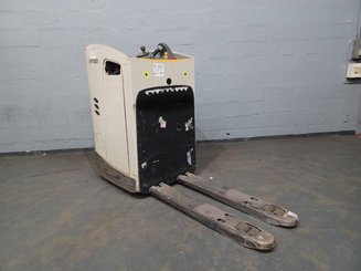 Stand-on pallet truck Crown RT4020-2.0