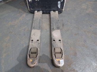 Stand-on pallet truck Crown RT4020-2.0