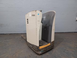 Stand-on pallet truck Crown RT4020-2.0