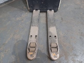 Stand-on pallet truck Crown RT4020-2.0