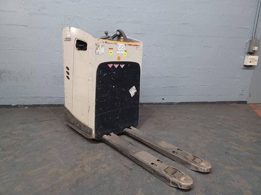 Stand-on pallet truck Crown RT4020-2.0 - 1