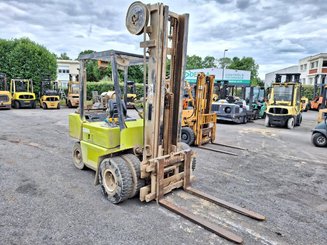 Four wheel front forklift Clark GPM30
