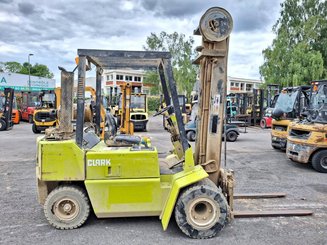 Four wheel front forklift Clark GPM30 - 4
