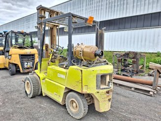 Four wheel front forklift Clark GPM30